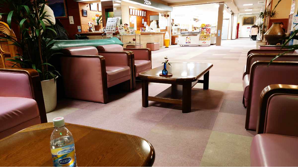 千貫石温泉 湯元東館のロビーでくつろぐ